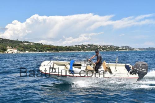 Boston Whaler Newport 17 Spesifikasjoner og anmeldelser